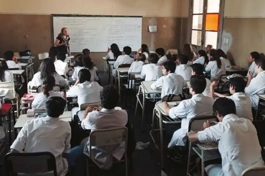LA EDUCACIÓN EN DEBATE. El sistema surfea entre cambios, críticas y desafíos.