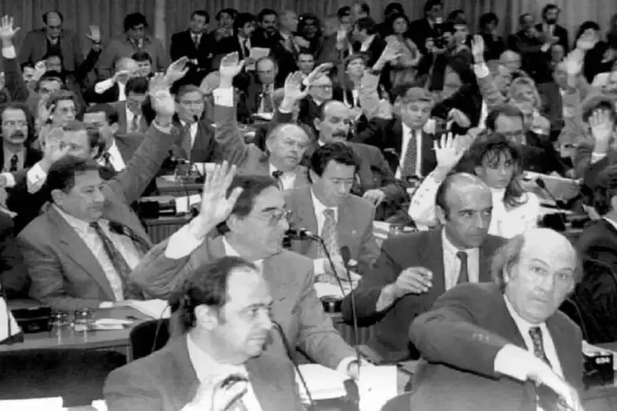 REFORMA CONSTITUCIONAL. Data de 1994 e introdujo cambios de fondo en el país.