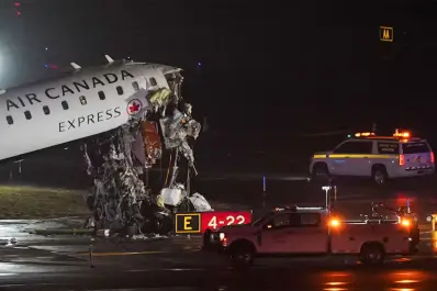 Accidente en el aeropuerto LaGuardia de Nueva York: un avión chocó contra un camión de bomberos y murieron dos personas