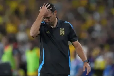 Dolor de cabeza para Lionel Scaloni: un convocado a la Selección sufrió una molestia y será evaluado