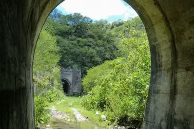 El pueblo secreto entre Tucumán y Catamarca con túneles abandonados y cascadas escondidas