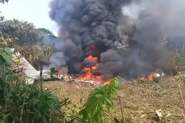 Un avión militar cargado de soldados se estrelló en Colombia