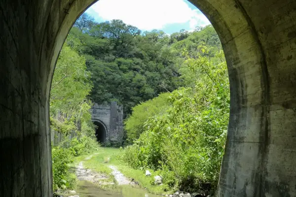 El pueblo secreto entre Tucumán y Catamarca con túneles abandonados y cascadas escondidas