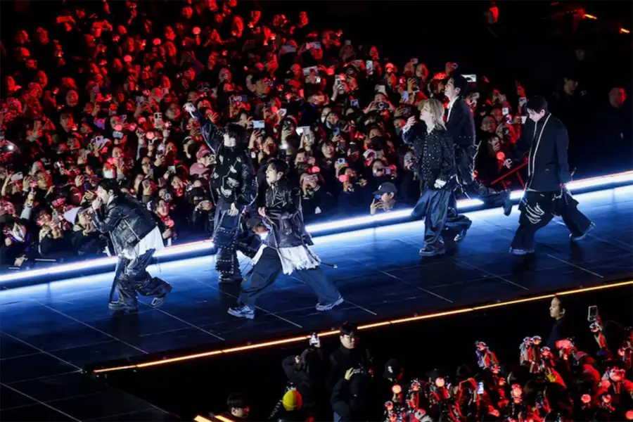 ÍDOLOS. RM, Jin, J-Hope, Suga, V, Jimin y Jungkook en el escenario.