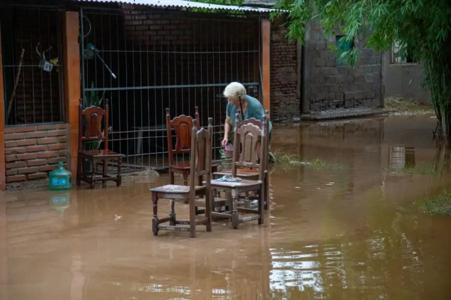 PERDERLO TODO. Miles de familias del sur y del este tratan de reconstruir sus hogares tras las inundaciones.