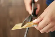 “A los cinco años prescriben las deudas con tarjeta de crédito”: los peligros financieros detrás de esta creencia