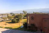 Formar estudiantes para un mercado laboral que cambia durante la carrera: el desafío universitario frente a la tecnología