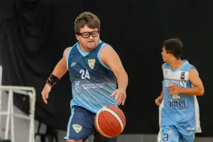 “No le emociona el Mundial, sino con quién lo vivirá”: la historia del tucumano que integra la Selección de básquet para atletas con síndrome de Down