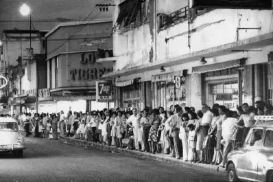 Recuerdos fotográficos: 1976. Pasajeros varados por la protesta de choferes de ómnibus urbanos