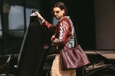 En Lamborghini y con cartera: así fue la glamorosa llegada de la figura de Hungría al entrenamiento