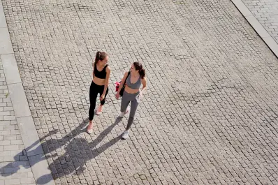 ¿Caminar puede aumentar la masa muscular? Esto dicen los preparadores físicos