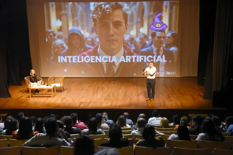 CLASE. Marco Rossi, director del Laboratorio de IA, Innovación y Transformación Digital de la Facultad de Derecho y Ciencias Sociales de la UNT, en una disertación sobre inteligencia artificial. FOTO MUNICIPALIDAD SAN MIGUEL DE TUCUMÁN