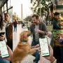 Niños que no se pierden, mochilas que aparecen y perros bajo control: los usos insólitos de los tags en Argentina