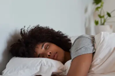 Posponer la alarma no sería tan malo: estos minutos extra de sueño pueden reducir el riesgo de ataque cardíaco