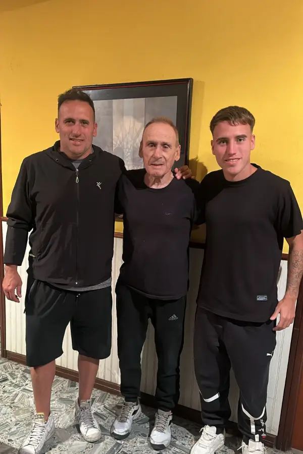 TRES GENERACIONES. Claudio Vidal (el DT), Carlos Vidal (su padre e histórico delantero de Ferro) y Nazareno Vidal (su hijo e integrante del actual plantel de Sportivo Barracas)..