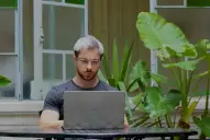 Estudió una carrera tradicional, le sumó IA y creó una consultora para ayudar empresas tucumanas