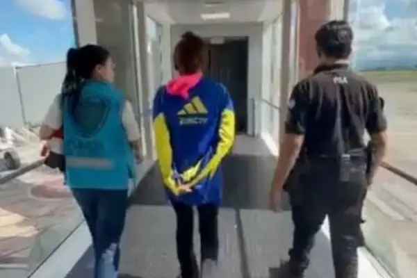 Detienen a una mujer acusada de esconder cocaína en libros infantiles