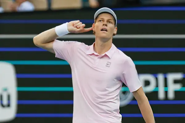 Sinner arrasó a Tiafoe y quedó a un paso de hacer historia en Miami