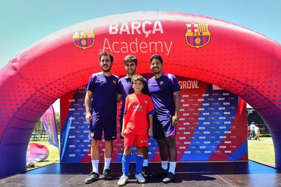 BARCELONA. Fran siendo reconocido por su desempeño en las clínicas del Barcelona.
