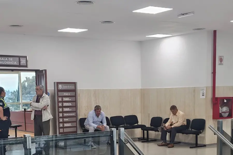 EN LOS EXTREMOS. Lebbos y Barrera, en las esquinas de la imagen, esperan que se reinicie el juicio durante un intermedio.