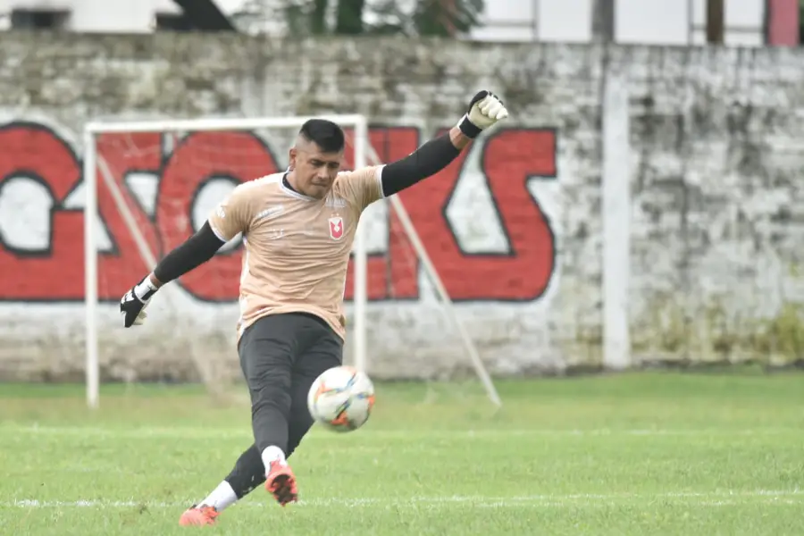 ÚLTIMO HOMBRE. El arquero del equipo, Daniel Moyano, durante el encuentro frente a Mitre de Posadas.
