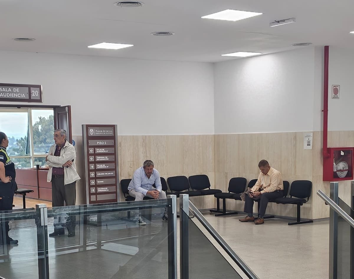 EN LOS EXTREMOS. Lebbos y Barrera, en las esquinas de la imagen, esperan que se reinicie el juicio durante un intermedio.