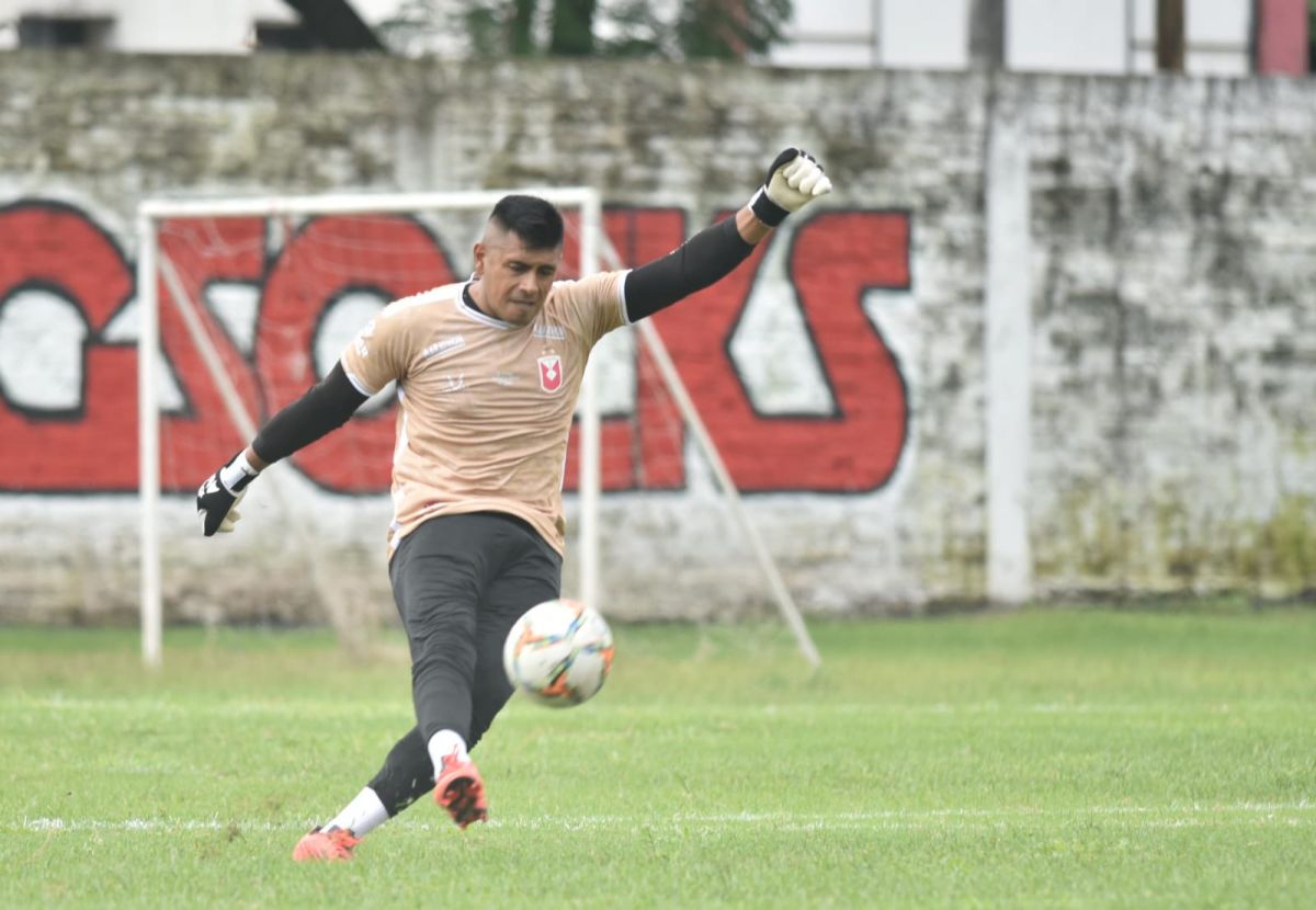 ÚLTIMO HOMBRE. El arquero del equipo, Daniel Moyano, durante el encuentro frente a Mitre de Posadas.