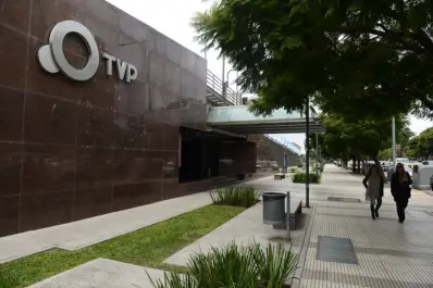 Allanaron la TV Pública en busca de los contratos del productor que financió los viajes de Adorni