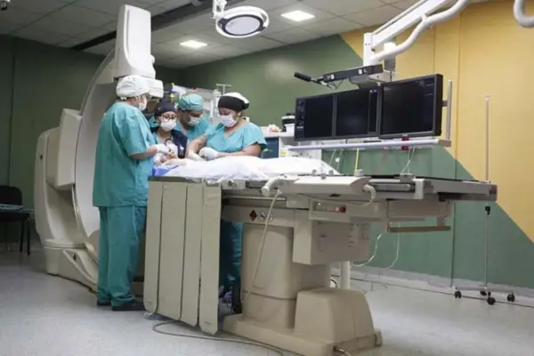 Le implantaron una válvula pulmonar a una niña de 10 años y evitaron una cirugía a corazón abierto