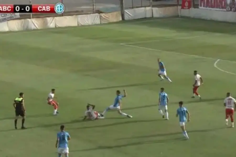 POLÉMICA. A Joaquín Novillo lo expulsaron por una supuesta plancha y, segundos después, Belgrano sufrió otra roja que condicionó el partido.