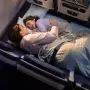 La singular “cama” que una aerolínea anunció para los vuelos en clase económica