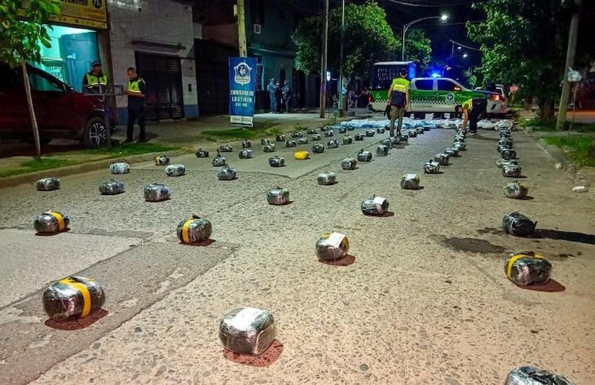 DE CASUALIDAD. Investigando un caso por amenazas, los policías descubrieron 146 kilos de marihuana en un taller de Villa Luján.