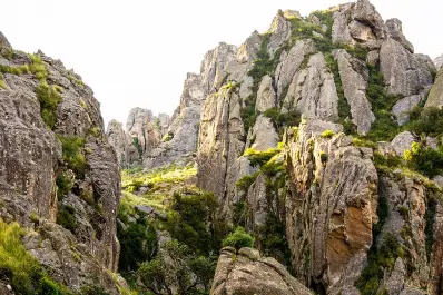 Colosos de piedra y un auténtico laberinto natural: Los Gigantes, el paisaje argentino propio de una saga mítica