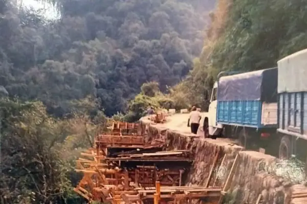 Recuerdos fotográficos: 1997. Amplían la 307 sobre la quebrada del río Los Sosa