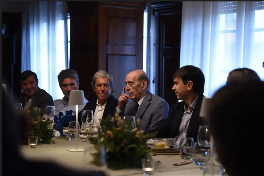 El economista responde las consultas de los consejeros de la fundación.