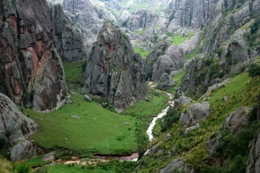 Los Gigantes que habitan en Córdoba están en Tanti. Son un imponente cordón montañoso. 