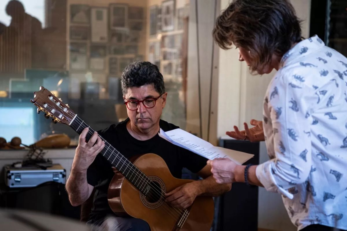OTRA DE SUS PASIONES. Rojo tocando la guitarra, en 2021.
