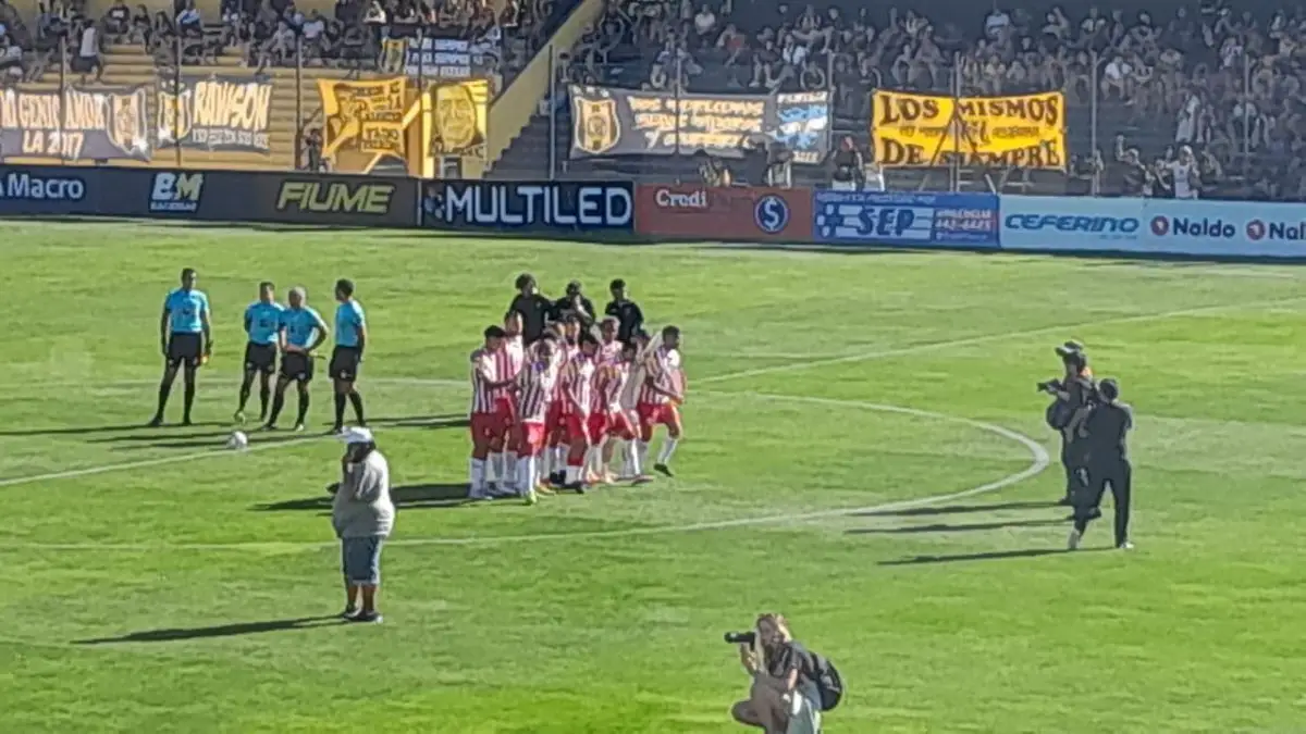 ¡Los equipos ya están en la cancha!