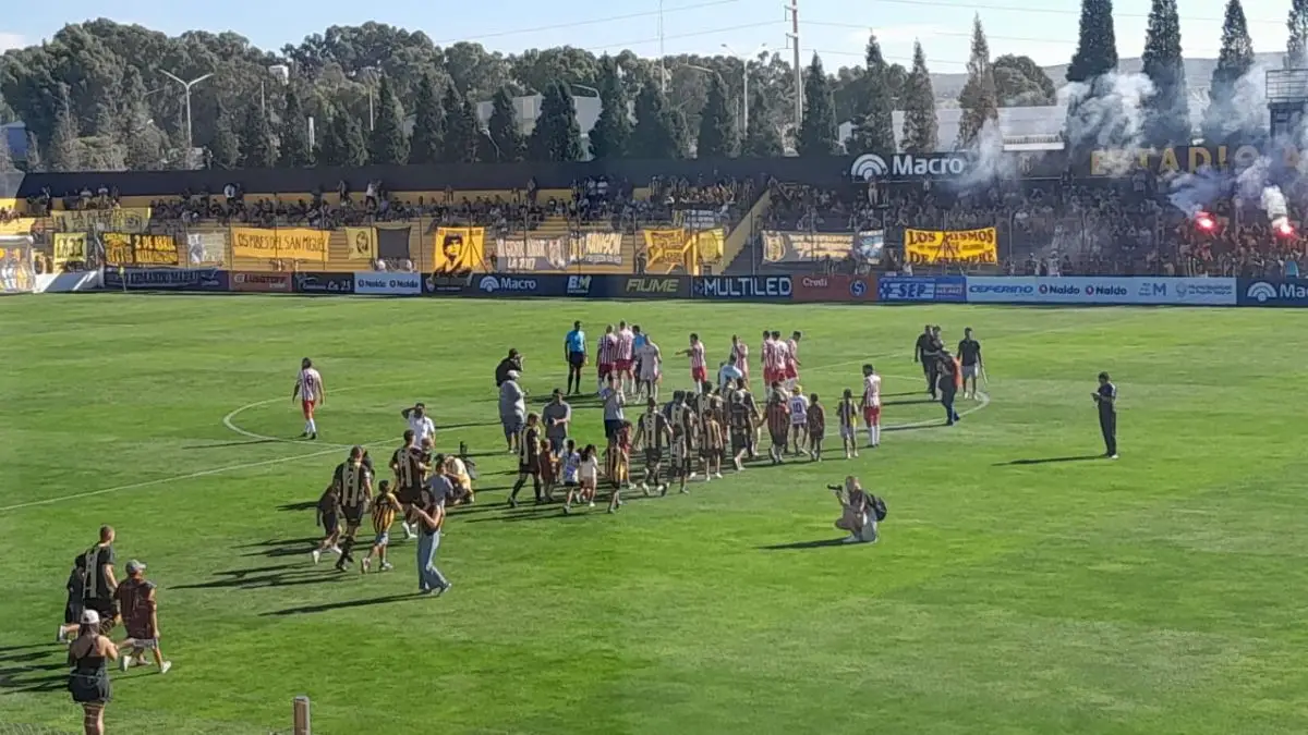 Más imágenes del ingreso de los equipos