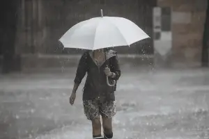 Hay alerta amarilla por tormentas y fuertes vientos para domingo: cuatro provincias afectadas