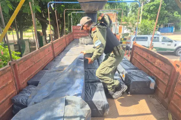 Gendarmes interceptaron un camión que transportaba 34.000 atados de cigarrillos de origen extranjero