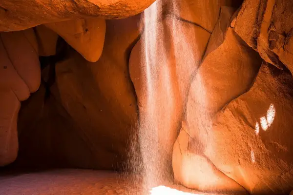 Pasadizos y arcos de piedra: las Cuevas de Acsibi, la impactante “catedral natural” esculpida por el agua y el viento