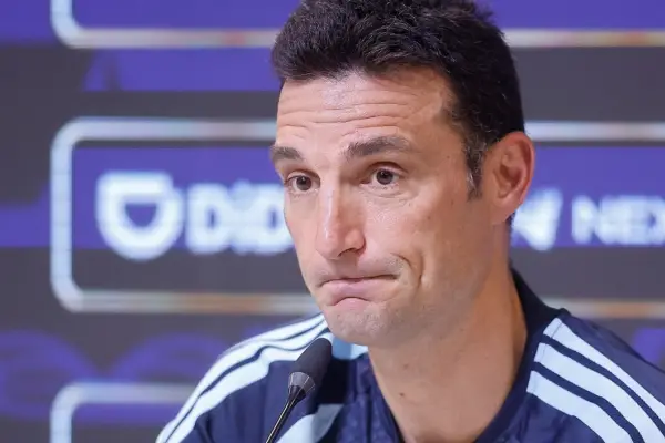 Scaloni se emocionó y abandonó la conferencia de prensa: las lágrimas del DT al hablar de Panichelli