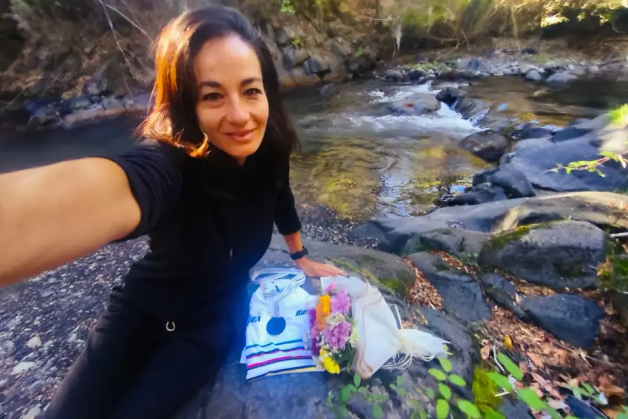 DISFRUTANDO DEL PAISAJE. Sol Corrado Rocha durante un descanso en el regreso desde Chile a Tucumán.