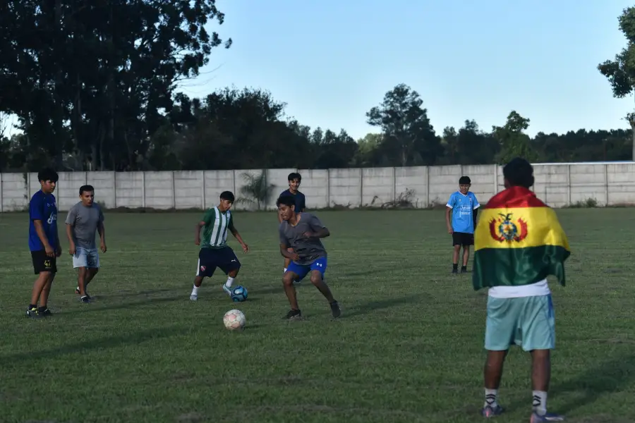 SEMILLERO. Los jóvenes de la comunidad sueñan con emular a Braian Mamaní, que hizo sus primeros pasos en el predio y llegó a la selección Sub-17 de Bolivia.