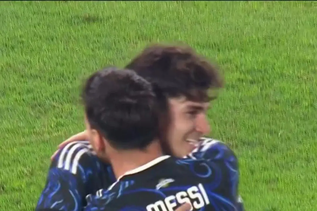 El festejo de Julián y Messi