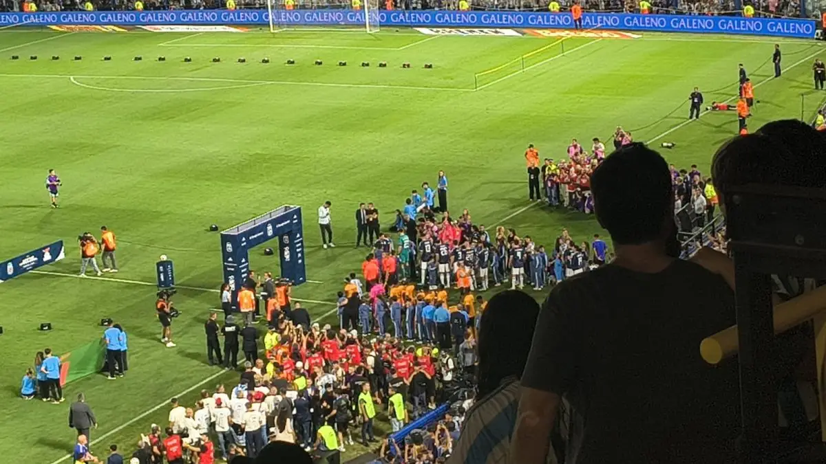 ¡Salen los equipos a la cancha!