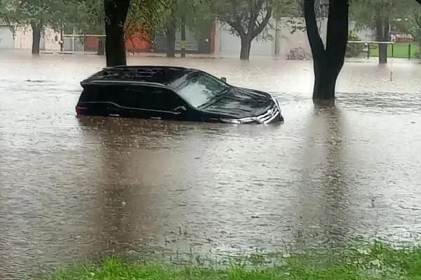Mar del Plata: un fuerte temporal dejó barrios bajo el agua y se espera más lluvia y viento
