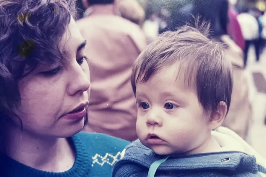 DE CHICO, CON SU MAMÁ. “En mi casa sonaba de todo”, recuerda sobre sus primeros años rodeado de música. / CORTESÍA MICHEL FONTANET