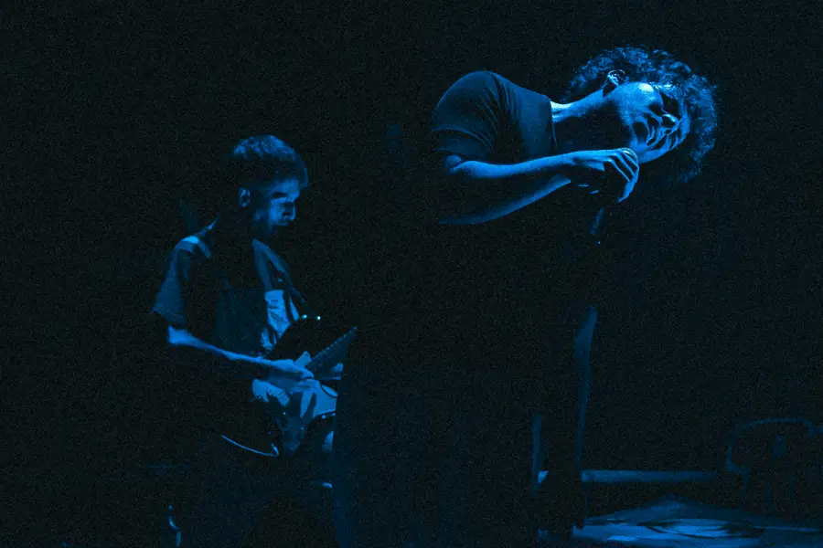 EN VIVO CON JOAQUÍN SILVA. Como pianista, director musical y coautor, Fontanet forma parte del proyecto del artista tucumano. / CORTESÍA MICHEL FONTANET